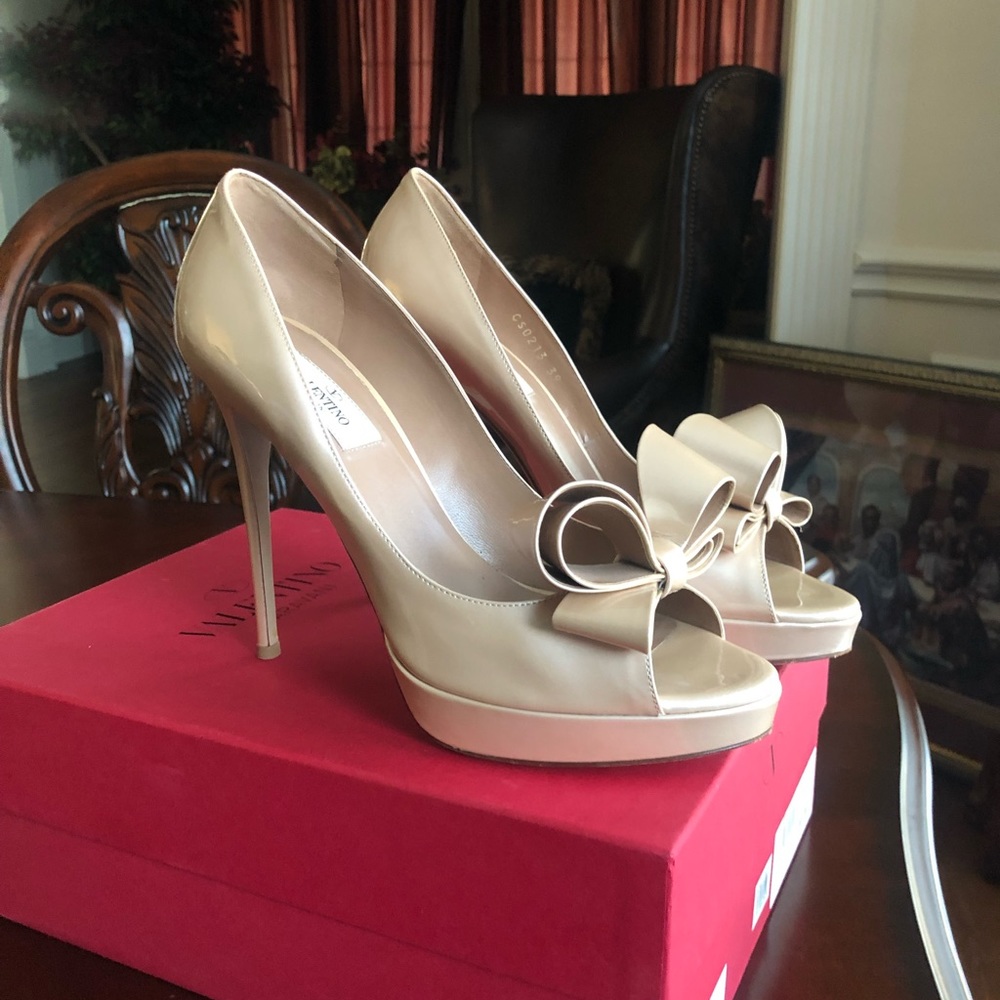 VALENTINO GARAVANI PATENT BOW PLATFORM OPEN TOE